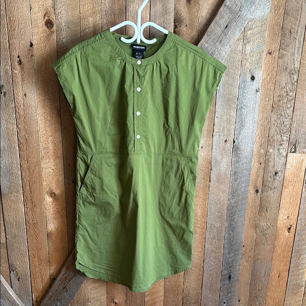 Burton Green Button-Up Sleeveless Top size small